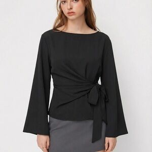 Cider Black Boat Neck Knotted Bell Sleeve Blouse. EUC. Women’s Large